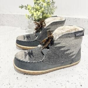 Minnetonka Women's Torrey lace-up bootie slippers Size 6 Wool gray aztec